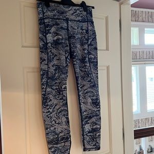 Lulu lemon size 8 yoga